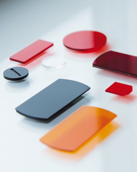 Small plastic filter plates in different colors and shapes